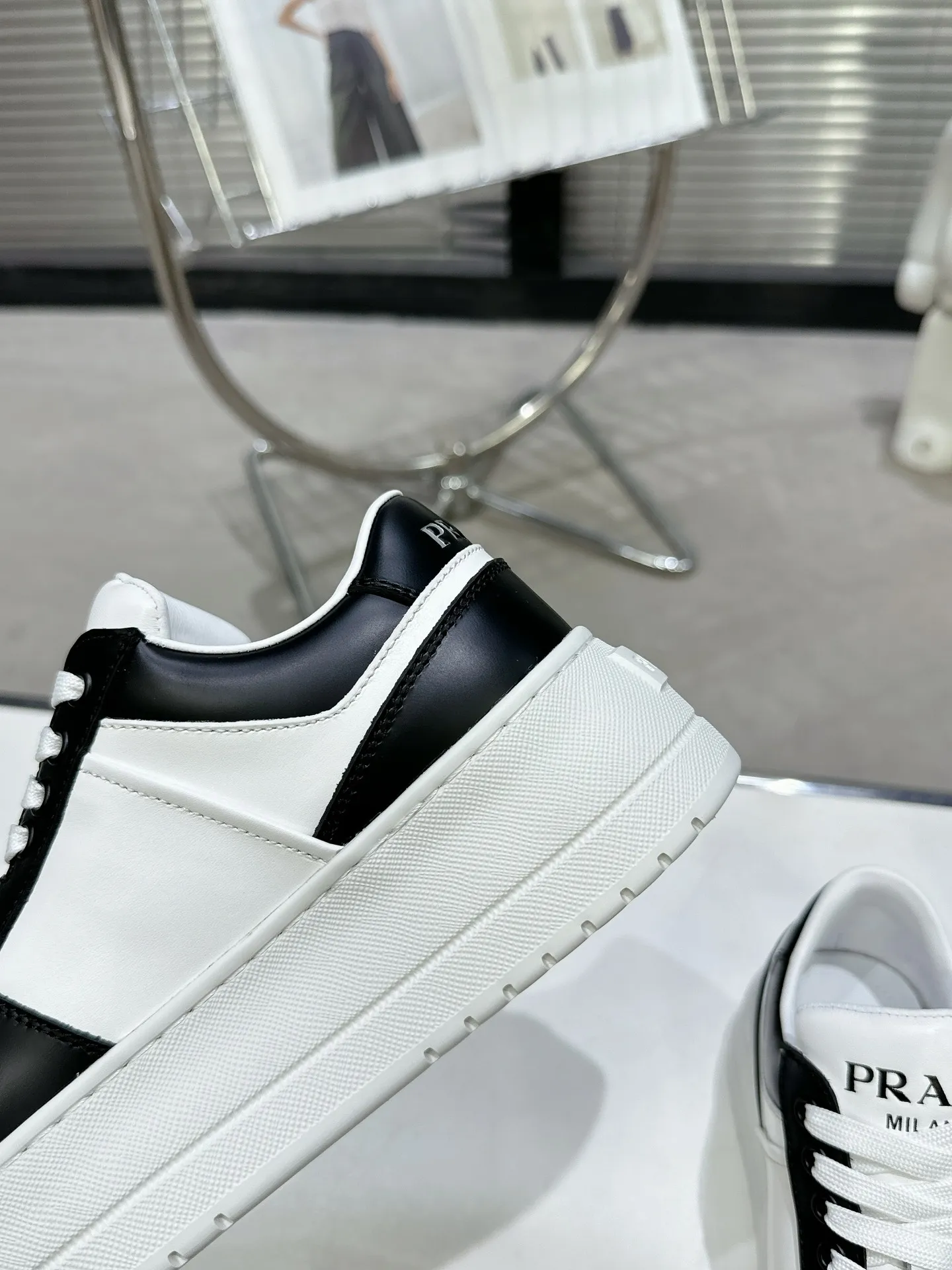 👟👟Ex-factory price 520👟👟 Prada Latest Downtown Bold series Thick-soled Platform Shoes Triangle Logo Casual Sports Shoes White Shoes Original purchase, development and production Downtown Bold sneakers are inspired by the basketball shoes of the 1980s, with sporty design and exquisite details. Crafted from perforated leather, the statement platform sole provides a unique, modern style. The Prada logo is interpreted from different angles, decorated with the iconic enamel-coated triangular metal logo, highlighting the unique classic style. Exquisite packaging at the delivery counter🛍📦 ▪️Fabric: Original custom imported first-layer cowhide ▪️Inner lining: Original imported soft sheepskin ▪️Outsole: Original molded ultra-light foam material ▪️Sole thickness: 4.5CM ▪️Size: Women's 35-40